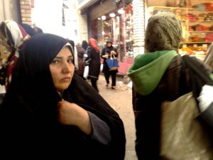 Mulher num bazar em Teerã (Irã)